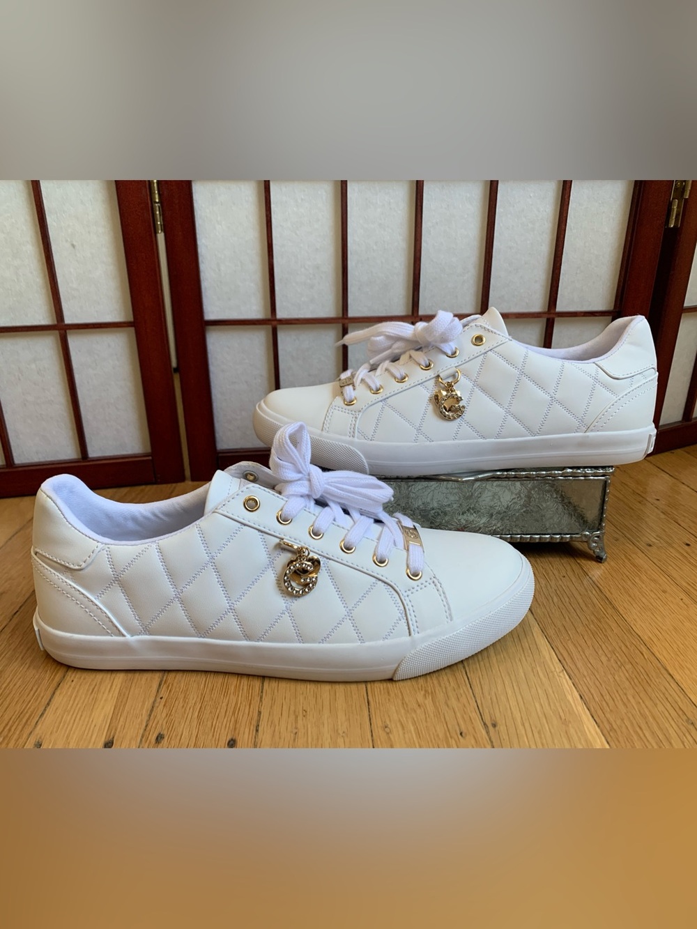 NWOB GBG LOS ANGELES Low-Cut Donna White Quilted Sneakers in Size 10M